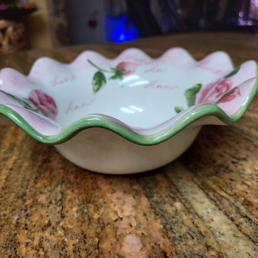 Amore Rose ruffled bowl. - Picture 4 of 9